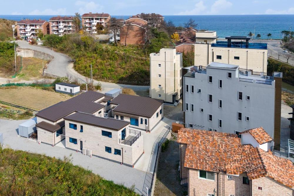 Gangneung Gyeongpo 345 Pool Villa Exterior photo